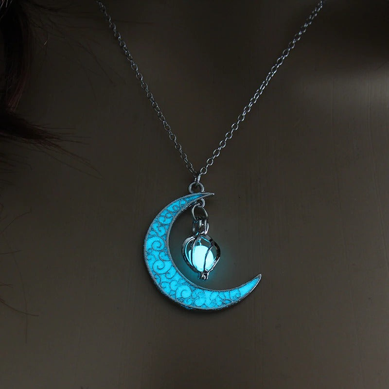 Necklace in the shape of a shining moon