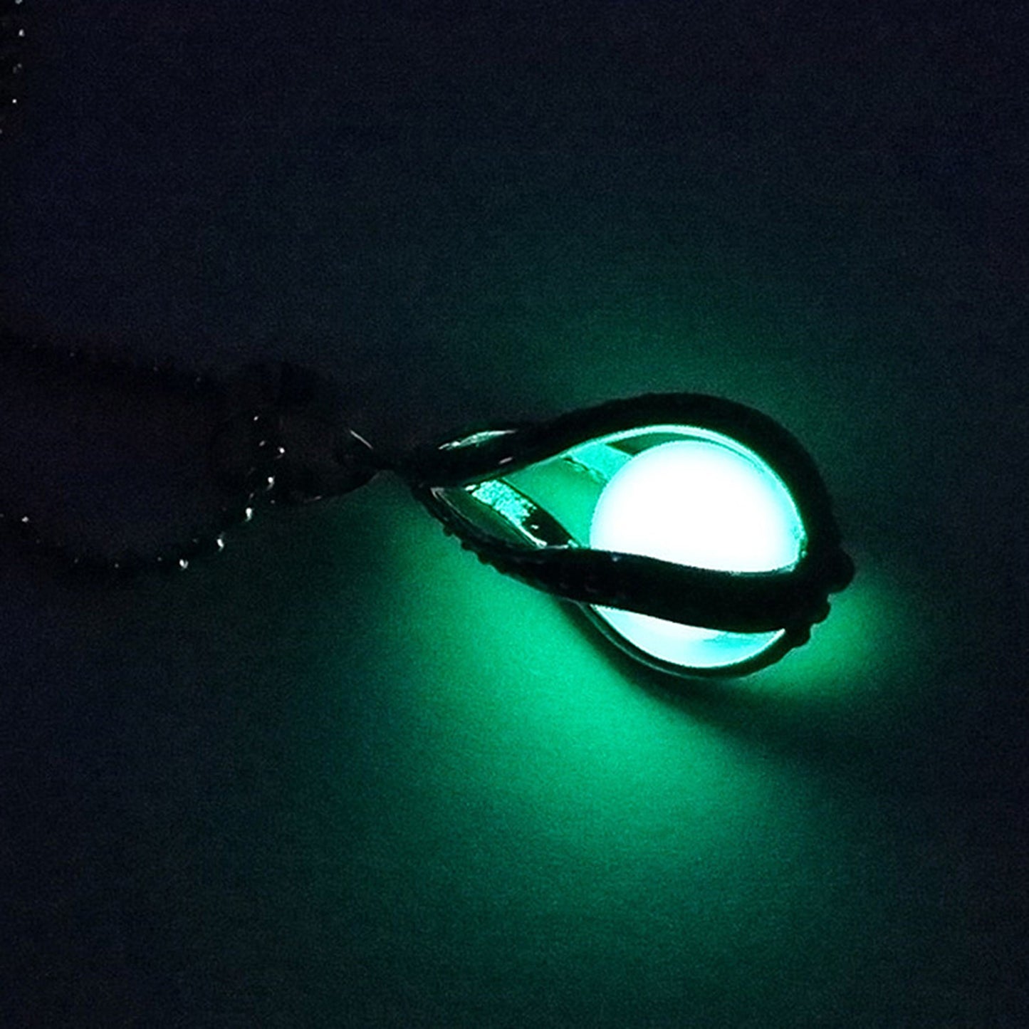 Luminous pendant necklace