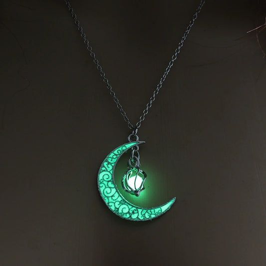 Necklace in the shape of a shining moon