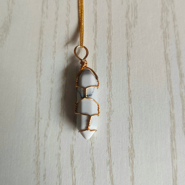 Sechseckförmige, mit Draht umwickelte Naturstein-Anhänger-Halskette
