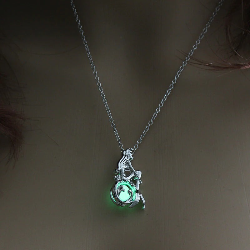 Necklace in the shape of a shining moon
